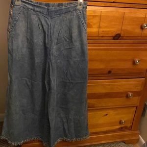 NWT lightweight jeans with a pop of color stripe on the side!